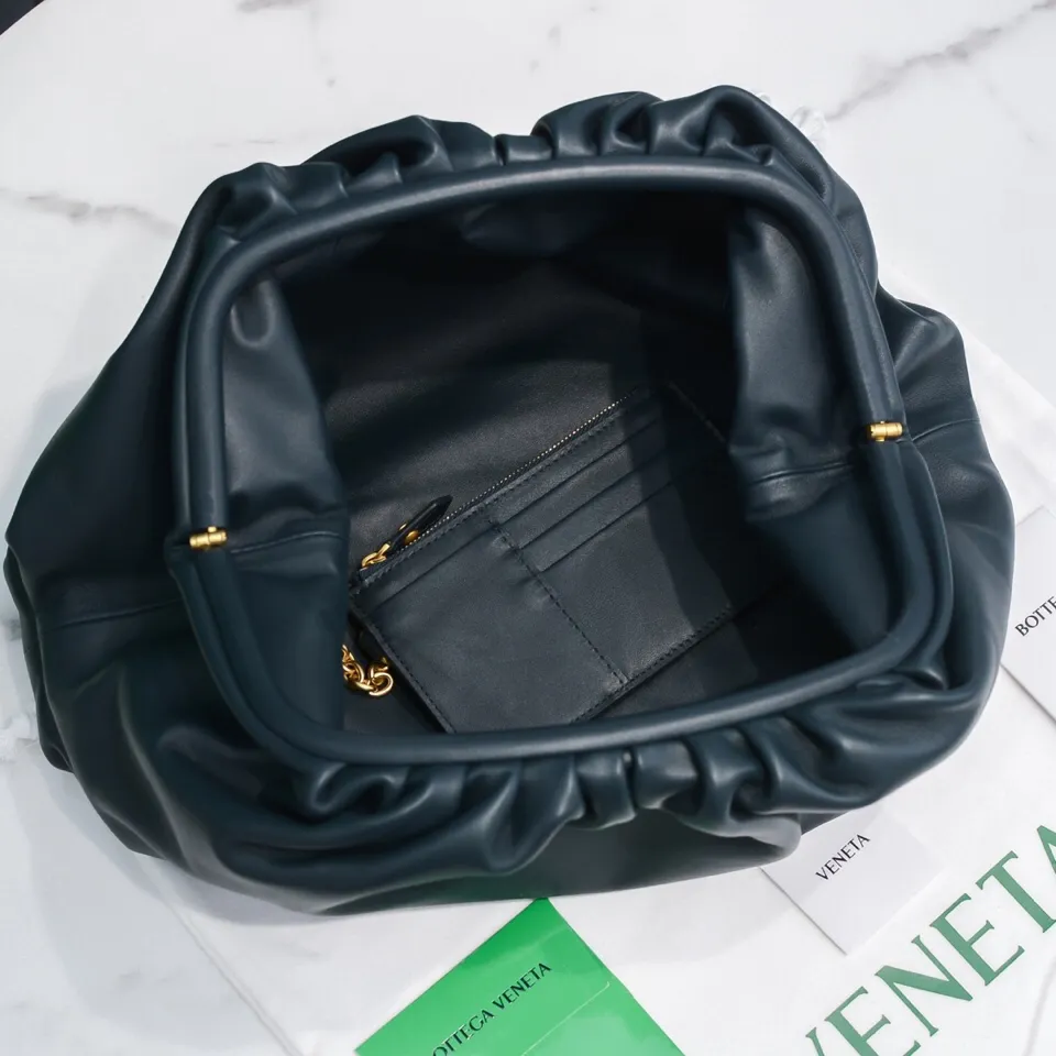 Batch 1660 Bottega Veneta cloud bag ☁️POUCH series original plain calfskin, super low-key and attractive, soft and casual, major Internet celebrity bloggers are crazy about calling it fashionable and classy, ​​lazy and intellectual Large size: 38x20x8.5cm (large cloud plain) dark blue